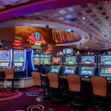 Live Baccarat ဒီလာနှင့် ကဒ်ဖျော်ပြနေသည့် မြင်ကွင်း